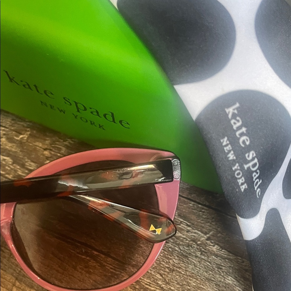 Kate Spade Tortoise Shell Sunglasses with case and cleaning cloth - Picture 4 of 6